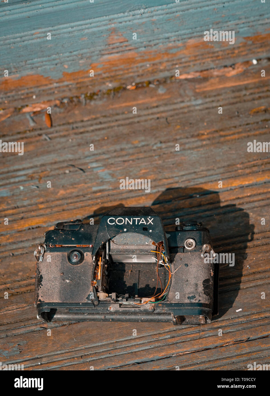 Vista frontale di un vecchio e rotto Contax 35mm fotocamera a pellicola, Contax era una società tedesca fondata nel 1932 Foto Stock