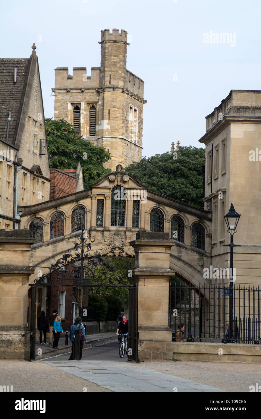 Il Ponte dei Sospiri e il nuovo Collegio Tower a New College Lane, Oxford, Oxfordshire,la Gran Bretagna. Foto Stock