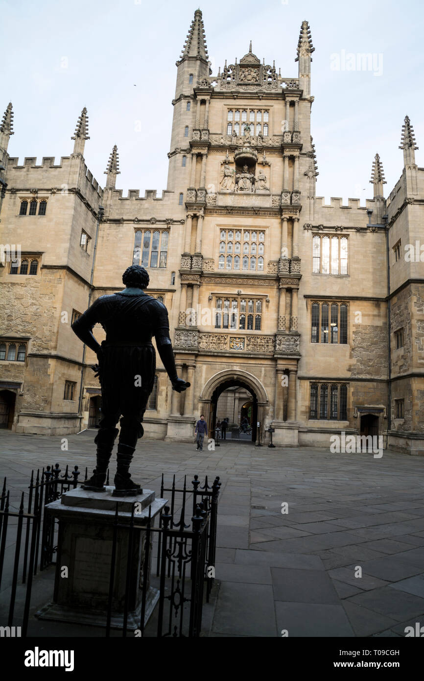Una statua di William Herbert, Conte di Pembroke presso la Libreria booleano in Oxford, Oxfordshire, Gran Bretagna. Egli era il Cancelliere dell'Università di Oxford Foto Stock