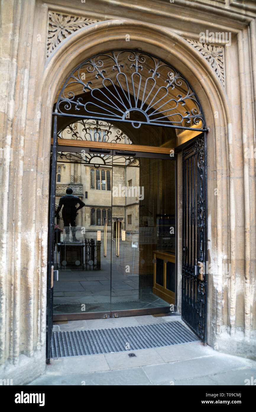 Ingresso principale della libreria booleana con una porta la riflessione della statua William Herbert, Conte di Pembroke in Oxford, Oxfordshire, Gran Bretagna. Foto Stock