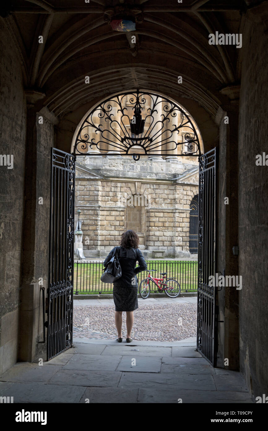 Un arco che conduce alla Radcliffe Camera dalla libreria booleano in Oxford, Oxfordshire, Gran Bretagna. Foto Stock