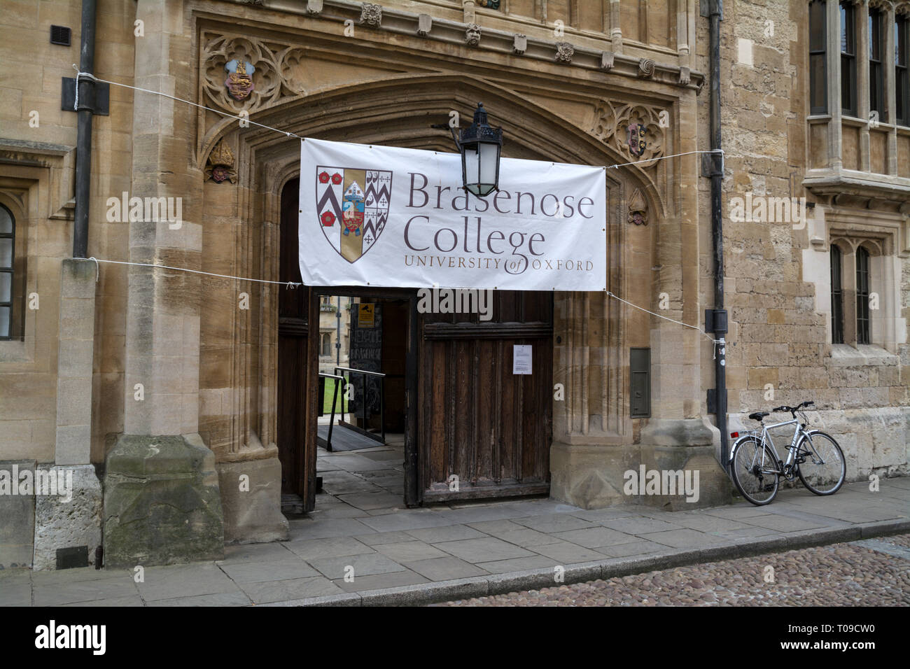 Un banner per Brasenose College Open day per i nuovi studenti sul Redcliffe Square Oxford, Oxfordshire, Regno Unito Foto Stock