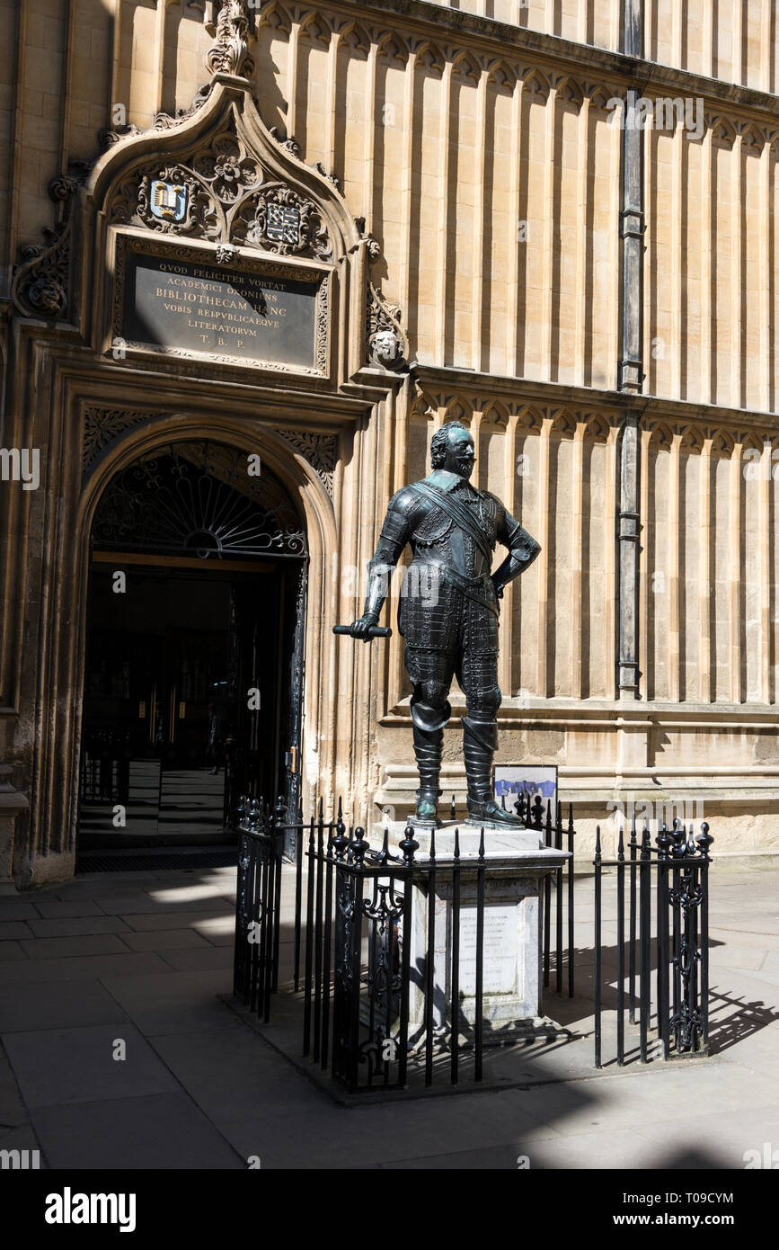 Una statua di William Herbert, Conte di Pembroke presso la Libreria di Bodleian Library in Oxford, Oxfordshire, Gran Bretagna. Egli era il Cancelliere dell'Università Foto Stock
