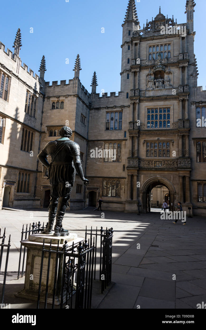 Una statua di William Herbert, Conte di Pembroke presso la Libreria di Bodleian Library in Oxford, Oxfordshire, Gran Bretagna. Egli era il Cancelliere dell'Università Foto Stock