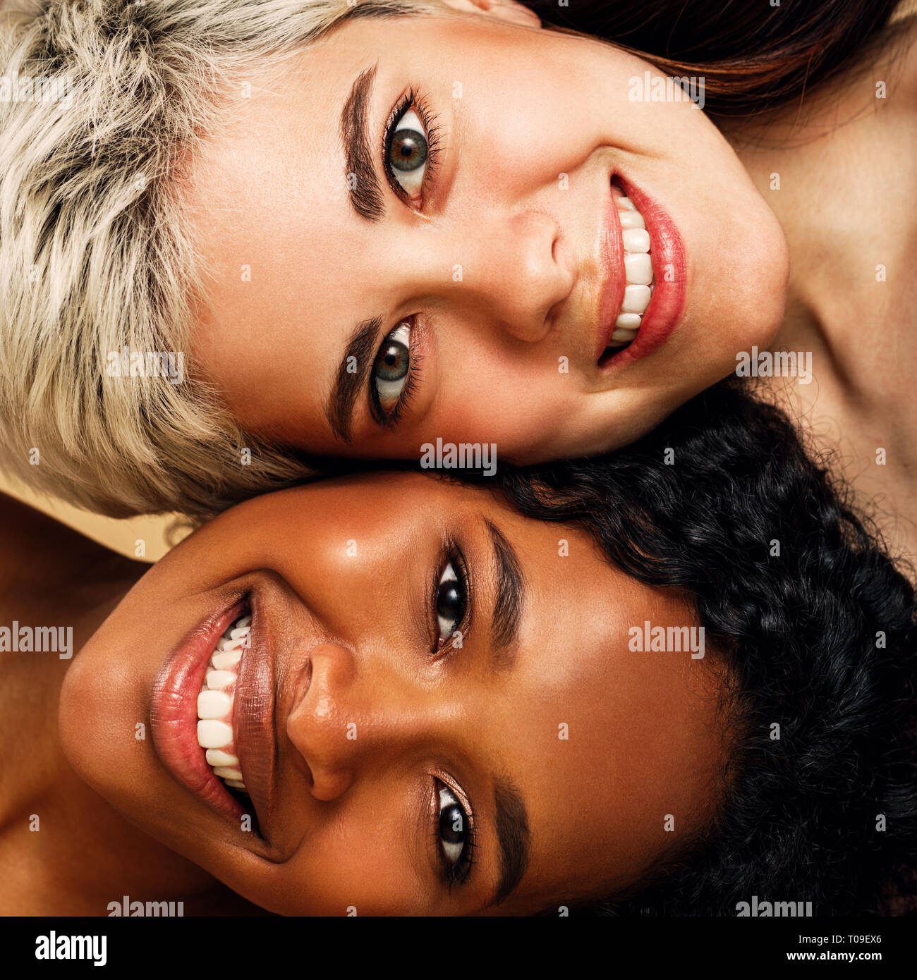 Ritratto in studio di due donne sorridenti guardando la fotocamera Foto Stock