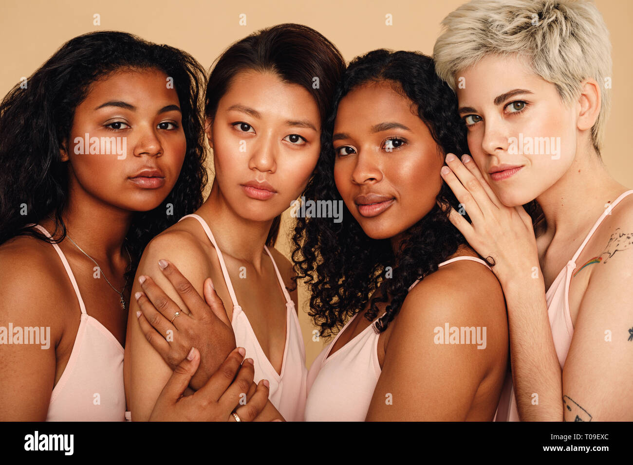 Ritratto in studio di quattro donne guardando la fotocamera Foto Stock