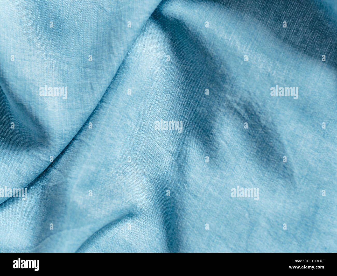 Un moderno e morbido jeans camicetta texture vicino. Il Lyocell o pattern di tencel - moderno cellulosa naturale tessuto denim blu colore. Si può utilizzare per il disegno o il testo. Spazio di copia Foto Stock