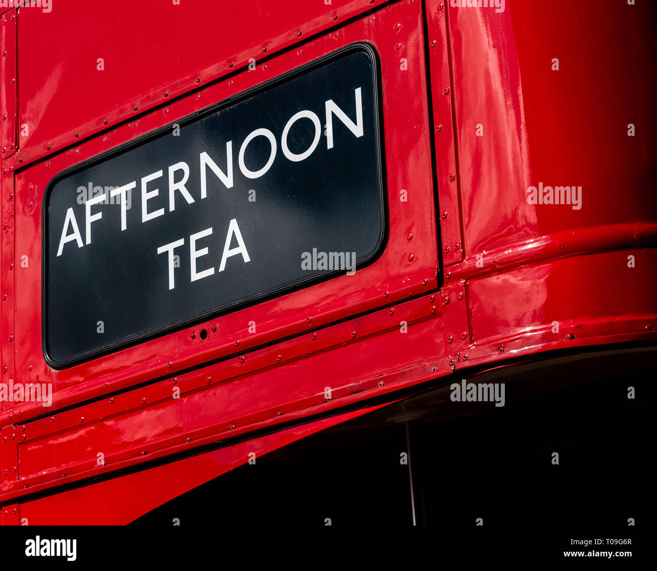 Un vecchio autobus Routemaster che è stato ora convertito in un mobile diner e teashop Foto Stock