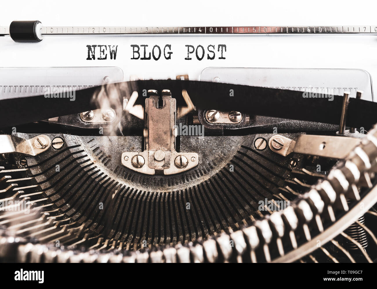 Parole New blog post scritto su una vecchia macchina da scrivere manuale Foto Stock