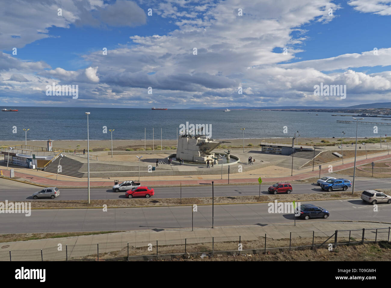 Vista sul mare con un monumento al centro di Punta Arenas Punta Arenas, Cile Gennaio Foto Stock