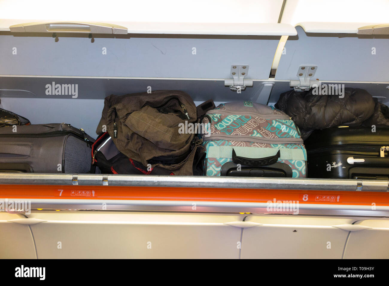 Passeggeri e bagagli in aereo immagini e fotografie stock ad alta  risoluzione - Alamy