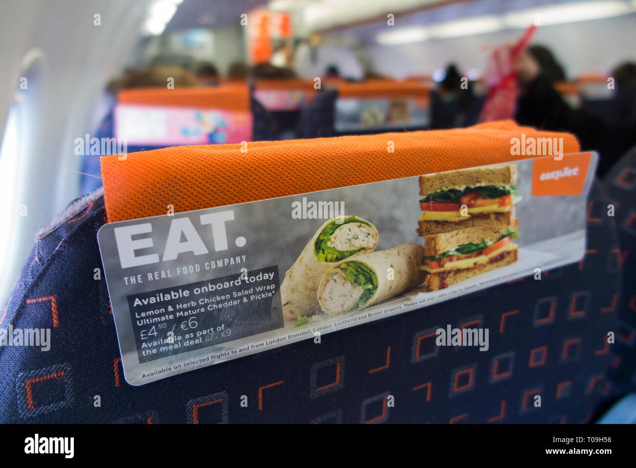 Schienale poggiatesta / poggiatesta / in volo annuncio pubblicitario di promozione per compagnia aerea sandwich snackfood wrap / avvolgimenti per la vendita ai passeggeri che possono acquistare su un volo Easyjet. (104) Foto Stock