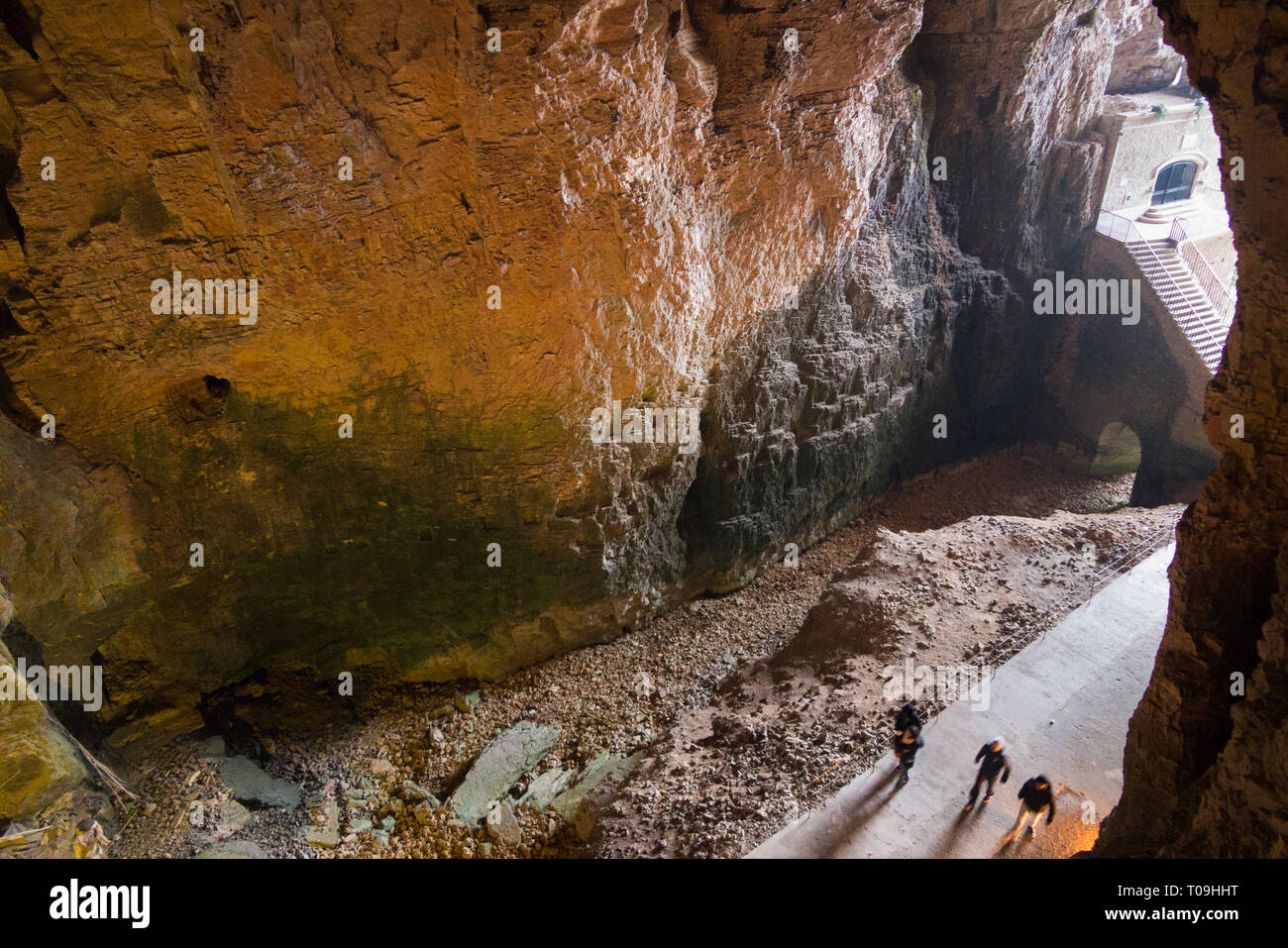 Entrata della galleria con persone / visitatori / turisti in prima galleria; grotte di La Balme ( Bat grotte ), La Balme-les-grotte, Isère department, Francia Foto Stock