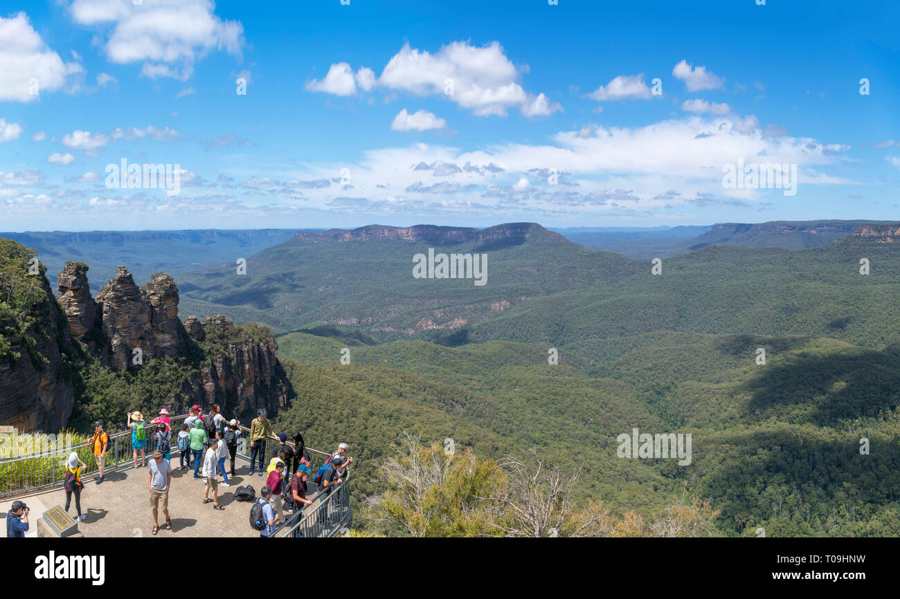 Vista sulle montagne blu da tre sorelle Lookout a Echo Point, Katoomba, Nuovo Galles del Sud, Australia Foto Stock