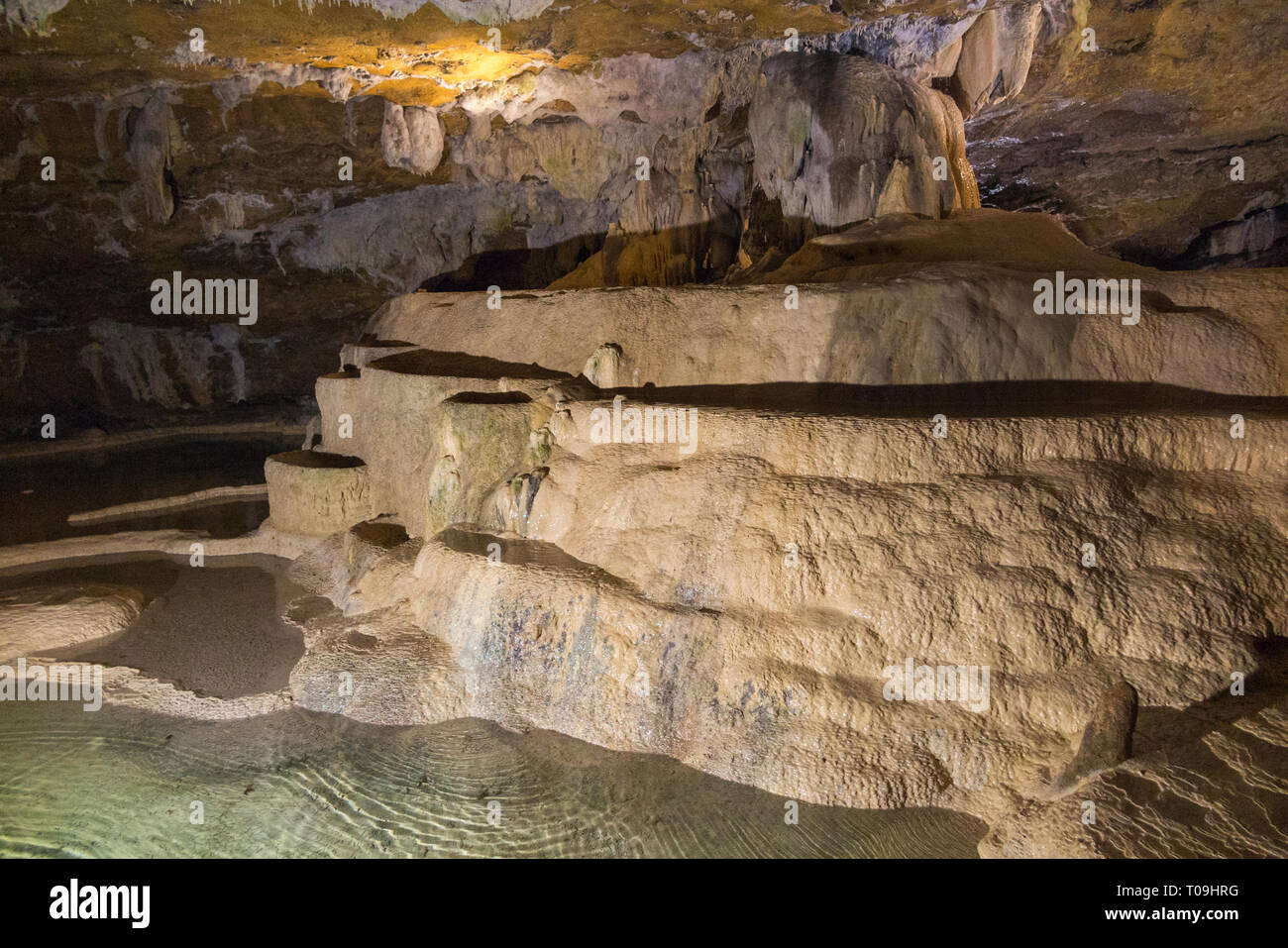 All'interno della grotta con la funzione nota come la Grande Fontaine / Il Gigante fontana ; Grotte di La Balme ( Bat grotte ), La Balme-les-grotte, Isère department, Francia. Foto Stock