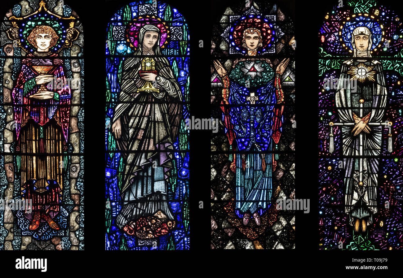 Quattro dei sette santi, raffigurati da Harry Clarke, sopra il santuario nella chiesa di St. Oswald & St. Edmund, Ashton-in-Makerfield, Greater Manchester Foto Stock