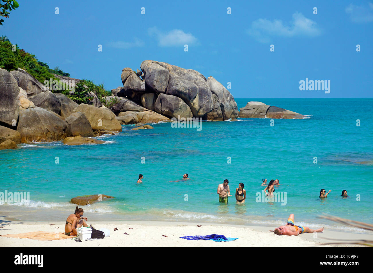 Le persone in spiaggia d'argento, azzuro Bay, Koh Samui, Golfo di Thailandia, Tailandia Foto Stock