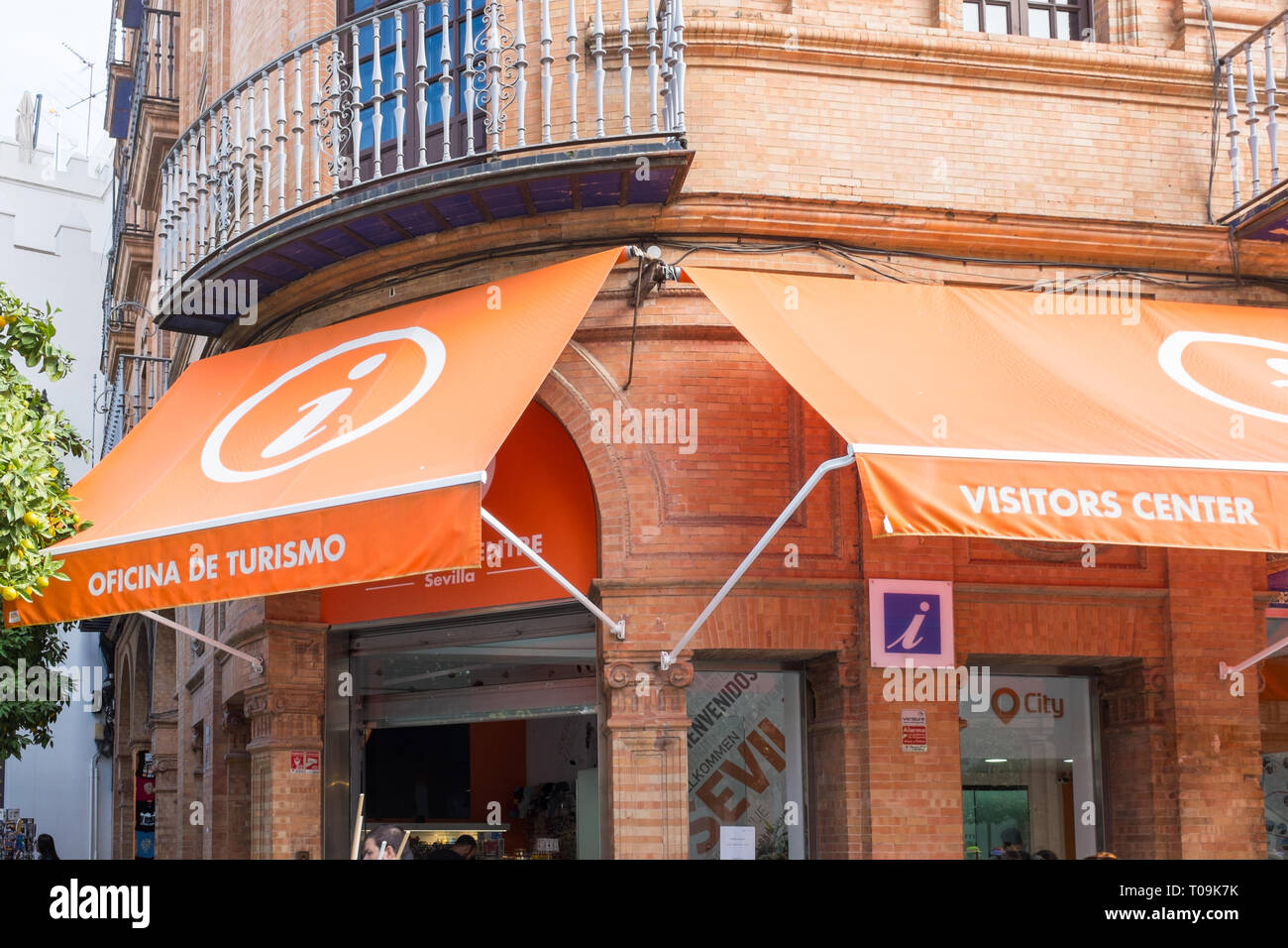 Orange tettoia sopra l'ingresso a Oficina de Turismo o del centro visitatori a Siviglia, Spagna Foto Stock