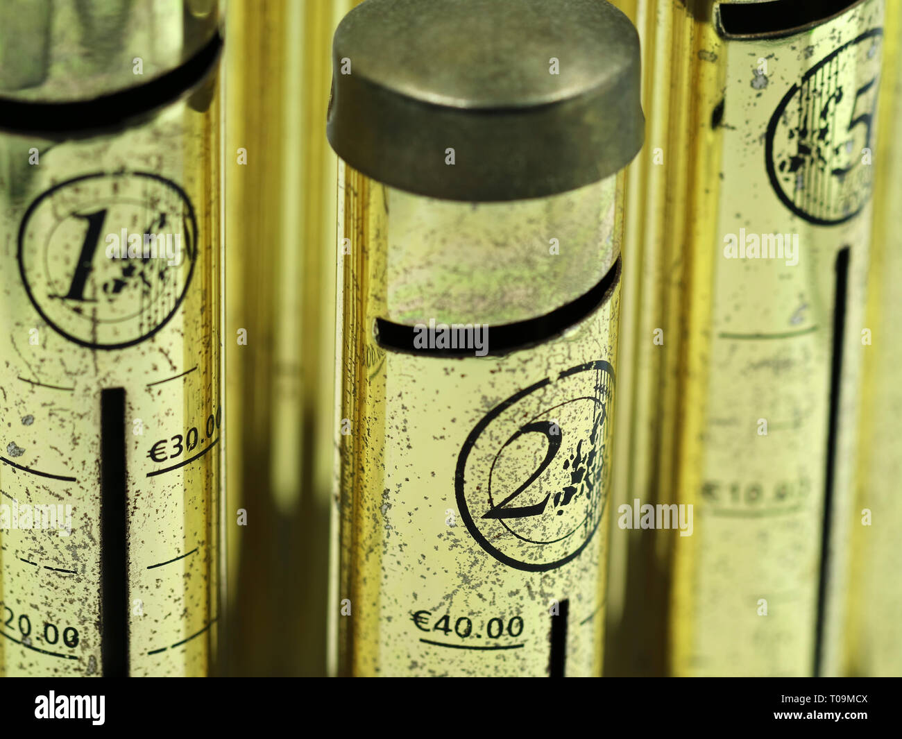 Close up di euro risparmiare denaro tubo, casella di denaro Foto Stock