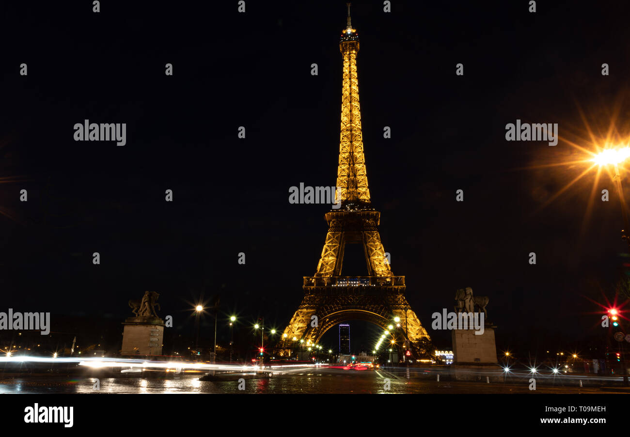 Torre Eiffel in golden night light - città di amore- città delle luci Foto Stock