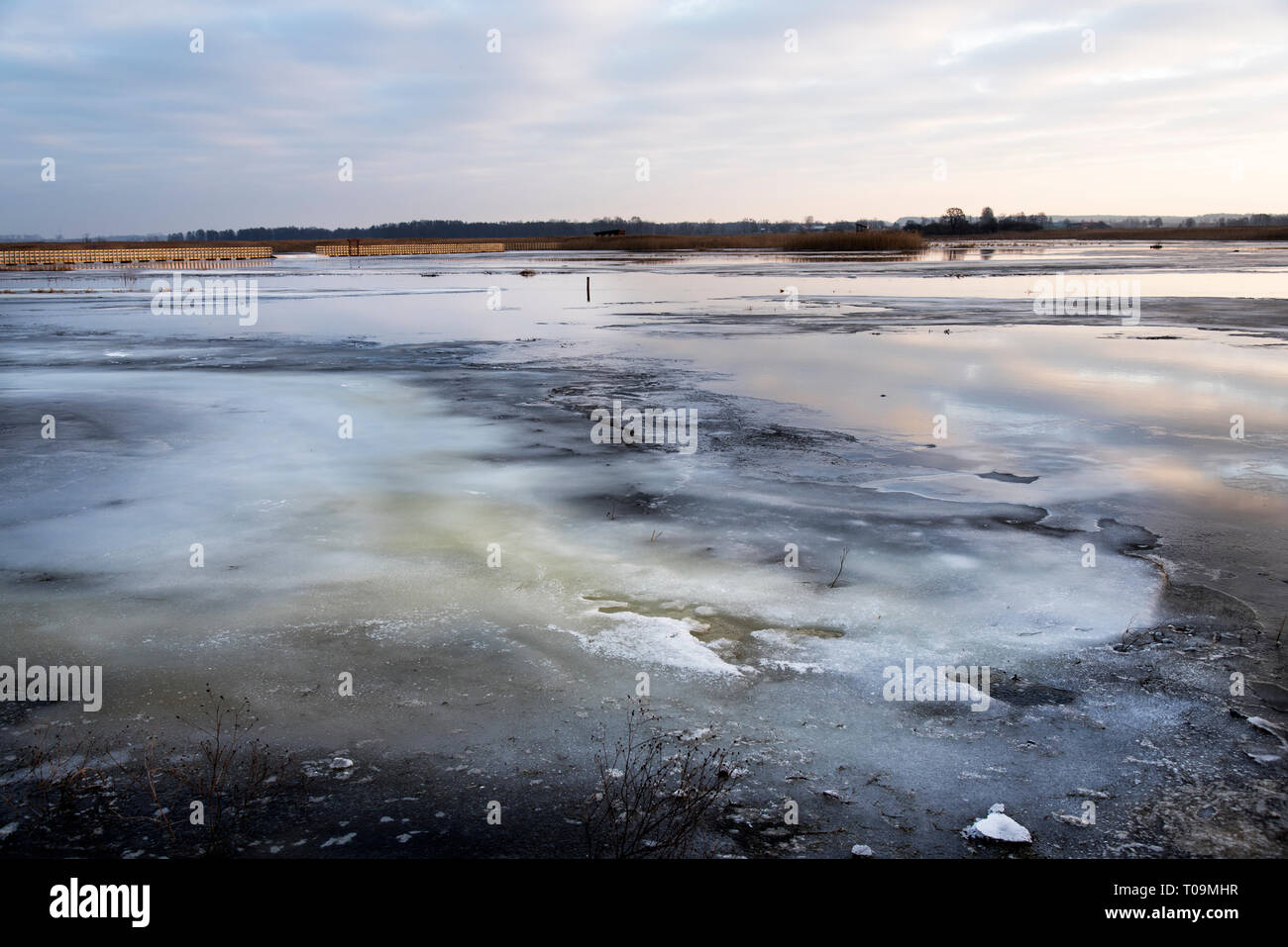 La molla si scongela e lagune di fiumi, l'ultimo ice Foto Stock