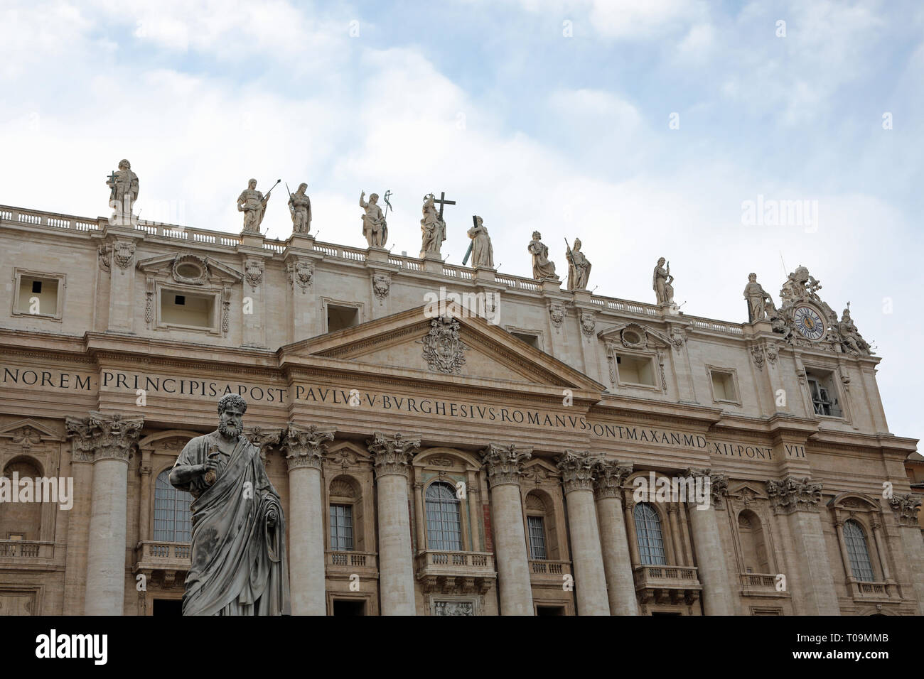 Realizzo La Facciata Di San Pietro La facciata della Basilica di San Pietro e la statua del santo nella