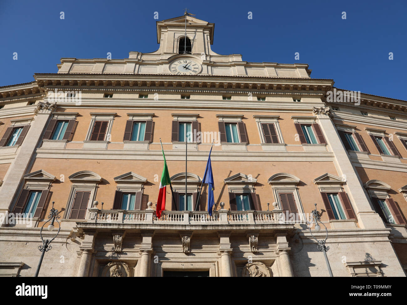 Palazzo Montecitorio in Roma Italia Sede del parlamento italiano con le bandiere Foto Stock