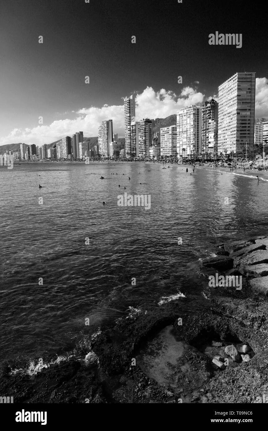 Vista lungo le affollate Playa de Levante beach resort Benidorm, Costa Blanca, provincia di Valencia, Spagna, Europa. Foto Stock