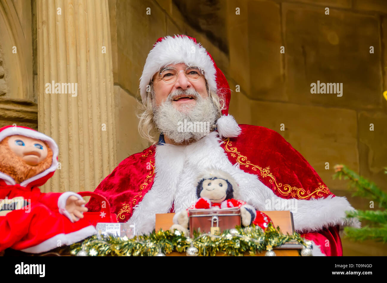 Uomo sorridente vestito da Santa Claus o Babbo Natale (der Weihnachtsmann0 a Rothenburg ob der Tauber, Germania Foto Stock