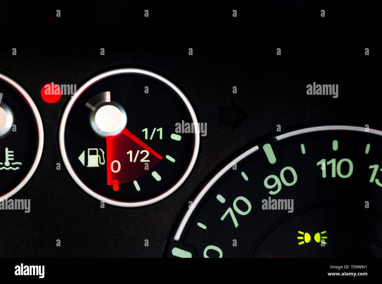 Caduta veloce indicatore di livello carburante sul quadro della strumentazione Foto Stock