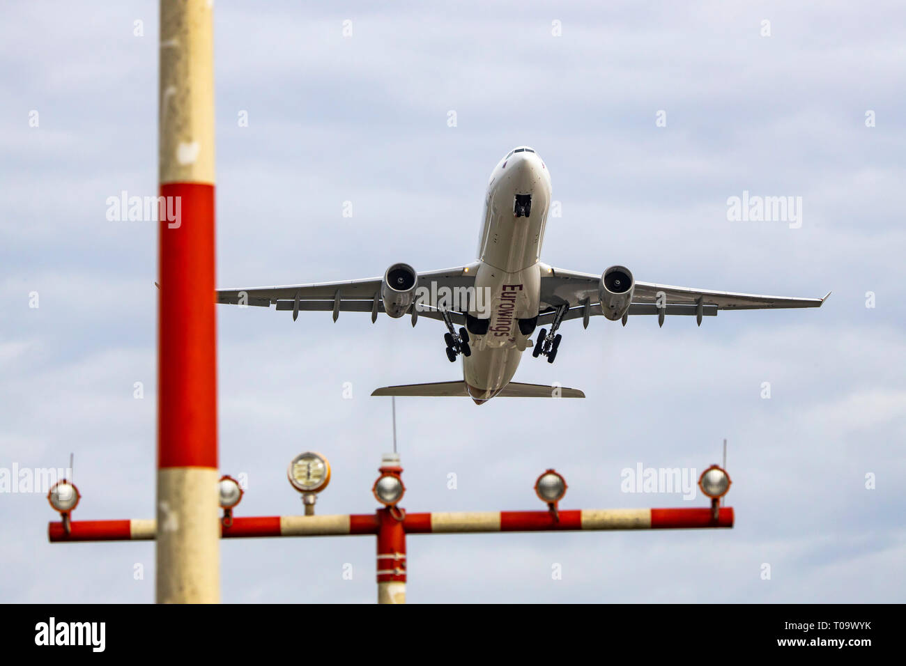 L'aeroporto internazionale di Düsseldorf, DUS, Eurowings Airbus a take-off, Foto Stock