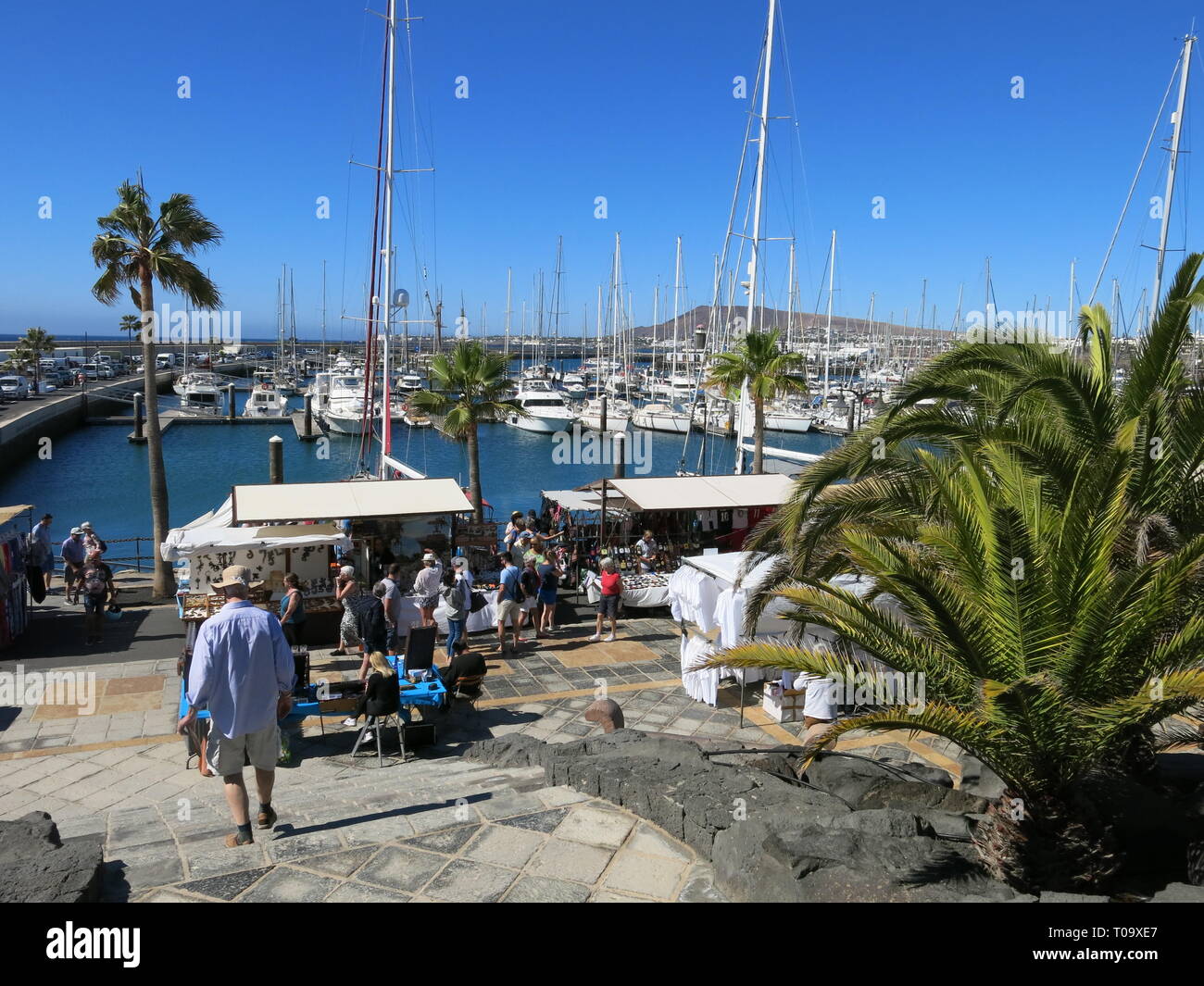 Il Mercoledì mattina mercato in Rubicone Marina è una destinazione popolare per i turisti a comprare artigianato locale da bancarelle e godetevi il sole invernale Foto Stock