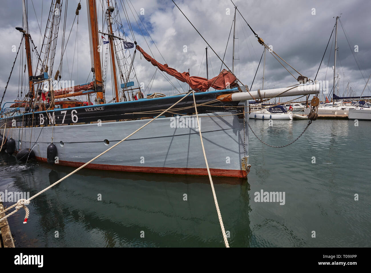 Un tradizionale restaurata la vela trawler legato fino al porto a Brixham, Devon, Gran Bretagna. Foto Stock
