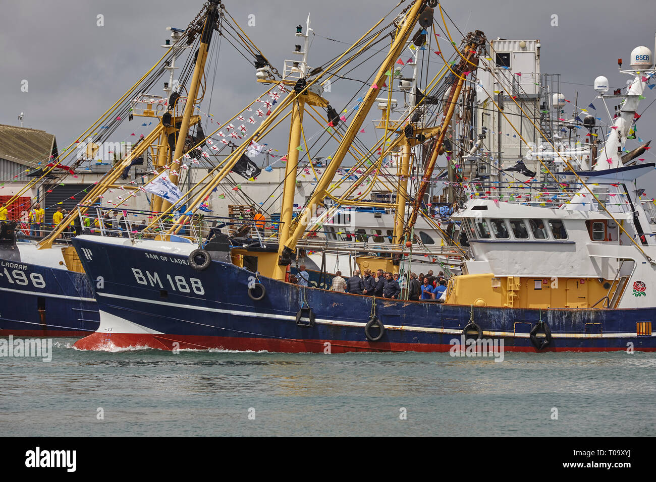 Le navi per la pesca a strascico di pesca del peschereccio annuale gara, off, brixham devon, Gran Bretagna. Foto Stock