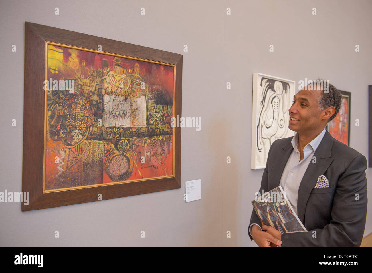 Bonhams, New Bond Street, Londra, Regno Unito. 18 marzo, 2019. Bonhams leader moderno e arte contemporanea africana vendita, che ha luogo il 20 marzo 2019, sono opere di Benedetto Chukwukadibia Enwonwu e Gerard Sekoto. Immagine: costumista e Direttore Creativo Roubi L'Roubi, curatore della Saatchi Gallery la mostra 'Foreste e spiriti: Arte figurativa da Khartoum School', ha curato una sezione di arte africana vendita, visti esaminare Alexander Skunder Boghossian il testo sacro. Credito: Malcolm Park/Alamy Live News. Foto Stock