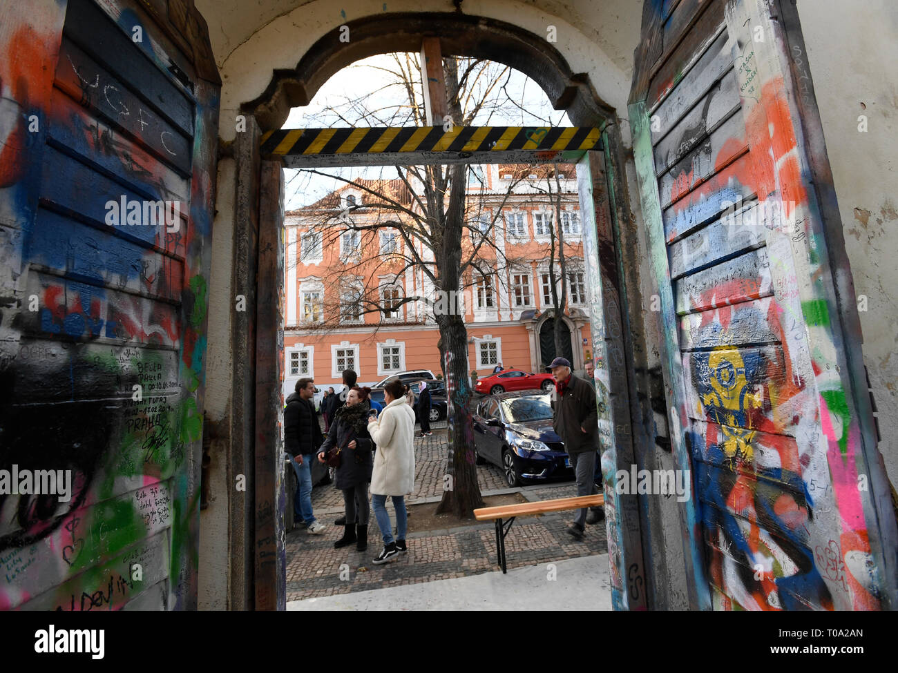 Praga, Repubblica Ceca. Xviii Mar, 2019. Inizio delle celebrazioni di trenta anni di libera impresa in Repubblica Ceca. 20 artisti crea un lavoro congiunto, incontrare arte, misura 150 metri quadrati sulla parete di Lennon, Velkoprevorske namesti, Praga, Repubblica Ceca, lunedì 18 marzo, 2019. Credito: Michal Krumphanzl/CTK foto/Alamy Live News Foto Stock