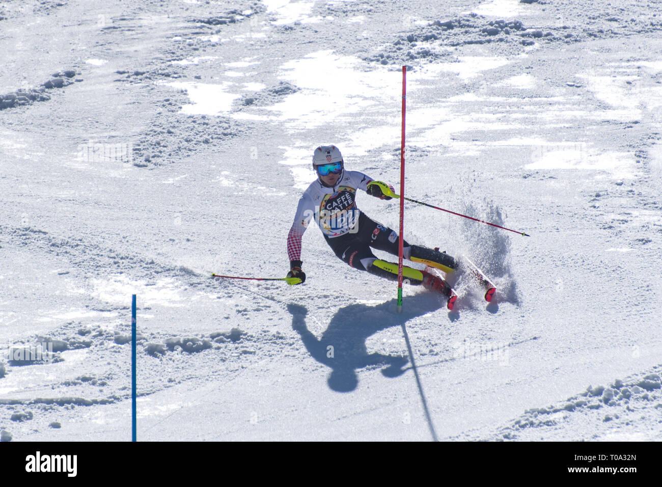 Soldeu El Tarter, Andorra. 17 mar 2019. ISTOK RODES CRO prende parte alla gara corsa per gli uomini la gara di slalom della Coppa del mondo FIS sci alpino finali di Soldeau-El Tarter nel Principato di Andorra, il 17 marzo 2019. Credito: Martin Silva Cosentino/Alamy Live News Foto Stock