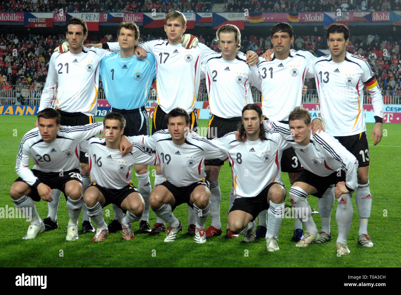 Marzo 24, 2007 - Praga, Repubblica Ceca - Euro 2008 GRUPPO D match di qualificazione tra Repubblica Ceca e Germania, 1:2, Toyota Arena di Praga, 24 marzo 2007, CZE. Foto del team della Germania. .Fino da sinistra: Christoph Metzelder, Jens LEHMANN, Petr Mertesacker, Marcell Jansen, Kevin Kuranyi, Michael Ballack..verso il basso da sinistra: Lukas Podolski, Philipp Lahm, Berd Schneider, Torsten Frings, Bastian SCHWEINSTEIGER. .Photo Slavek Ruta (credito Immagine: © Slavek Ruta/ZUMA filo) Foto Stock