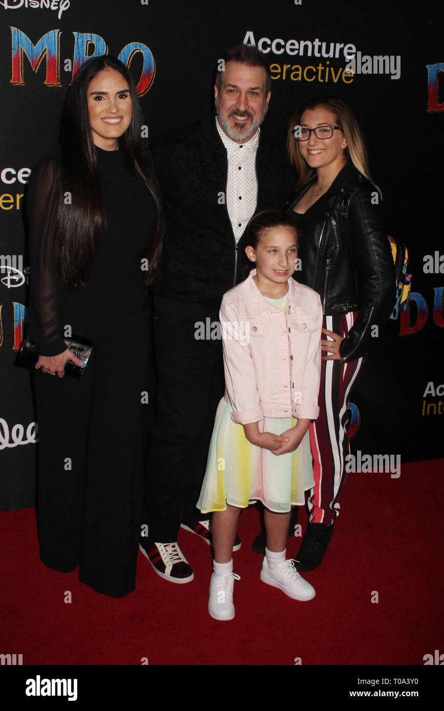 Izabel Araujo, Joey Fatone, Kloey Fatone, Briahna Fatone 03/11/2019 La Premiere mondiale di 'Dumbone" tenutasi presso l'El Capitan Theatre di Los Angeles, CA Foto: Cronos/Hollywood News Foto Stock