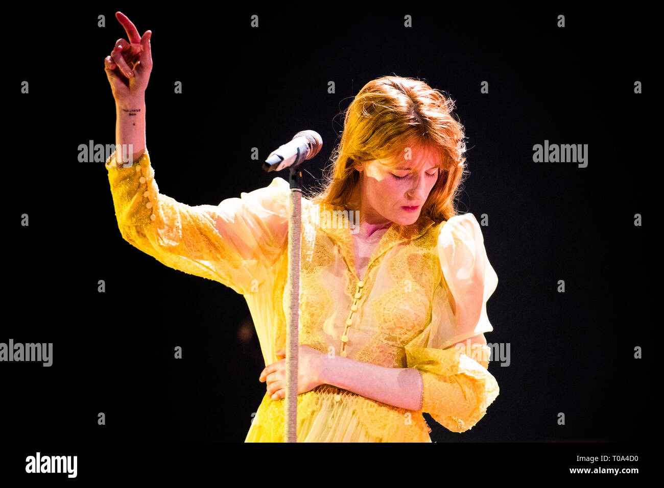 Torino, Italia. Xviii Mar, 2019. Il musicista inglese, cantante, compositore e produttore Florence Leontine Mary Welch, conoscere meglio semplicemente come Firenze Welch o Firenze e la macchina, l'esecuzione dal vivo sul palco per la sua 'alta come speranza " tour in concerto a Torino, presso la Pala Alpitour Credito: Alessandro Bosio/Alamy Live News Foto Stock