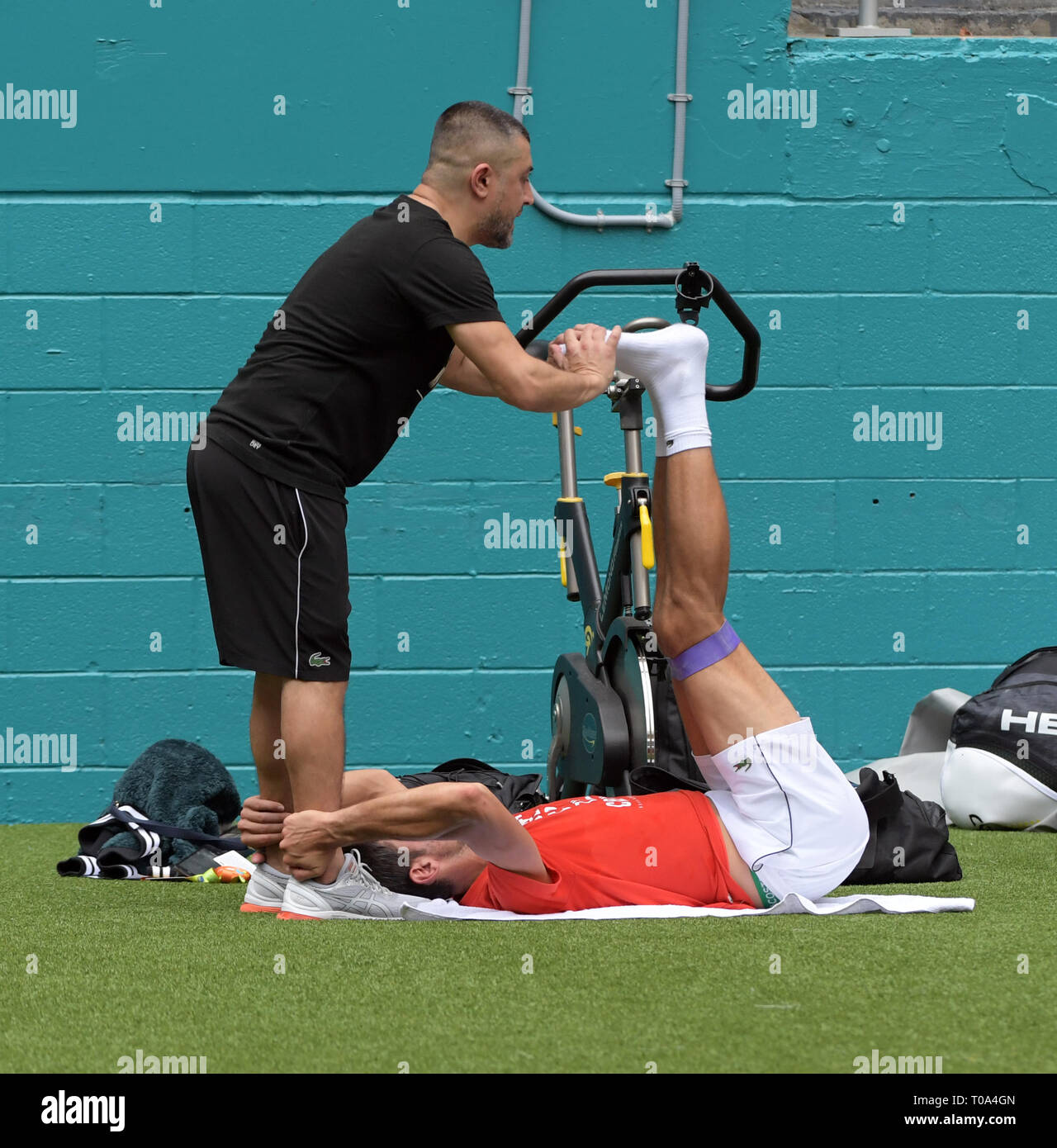 Giardini di Miami, Florida, Stati Uniti d'America. 18 Mar 2019.Novak Djokovic sulla pratica corte prima di iniziare il Miami Open Tennis Tournament al Hard Rock Stadium. Novak Djokovic è un serbo giocatore di tennis professionista che è attualmente classificato world No. 1 in uomini singoli campi da tennis dall Associazione di Tennis Professiona su Marzo 18, 2019 nei giardini di Miami, Florida. Persone: Novak Djokovic Credito: tempeste Media Group/Alamy Live News Foto Stock