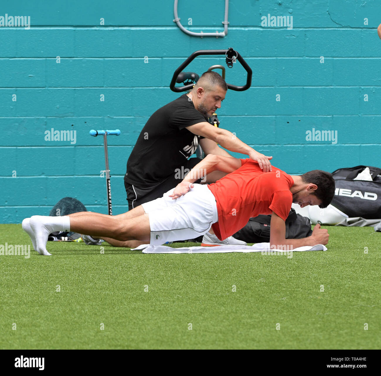 Giardini di Miami, Florida, Stati Uniti d'America. 18 Mar 2019.Novak Djokovic sulla pratica corte prima di iniziare il Miami Open Tennis Tournament al Hard Rock Stadium. Novak Djokovic è un serbo giocatore di tennis professionista che è attualmente classificato world No. 1 in uomini singoli campi da tennis dall Associazione di Tennis Professiona su Marzo 18, 2019 nei giardini di Miami, Florida. Persone: Novak Djokovic Credito: tempeste Media Group/Alamy Live News Foto Stock