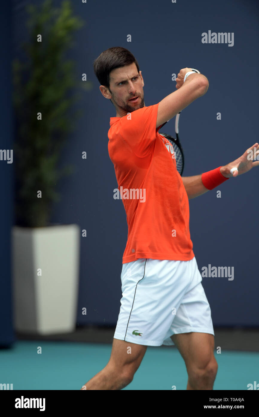 Giardini di Miami, Florida, Stati Uniti d'America. 18 Mar 2019.Novak Djokovic sulla pratica corte prima di iniziare il Miami Open Tennis Tournament al Hard Rock Stadium. Novak Djokovic è un serbo giocatore di tennis professionista che è attualmente classificato world No. 1 in uomini singoli campi da tennis dall Associazione di Tennis Professiona su Marzo 18, 2019 nei giardini di Miami, Florida. Persone: Novak Djokovic Credito: tempeste Media Group/Alamy Live News Foto Stock