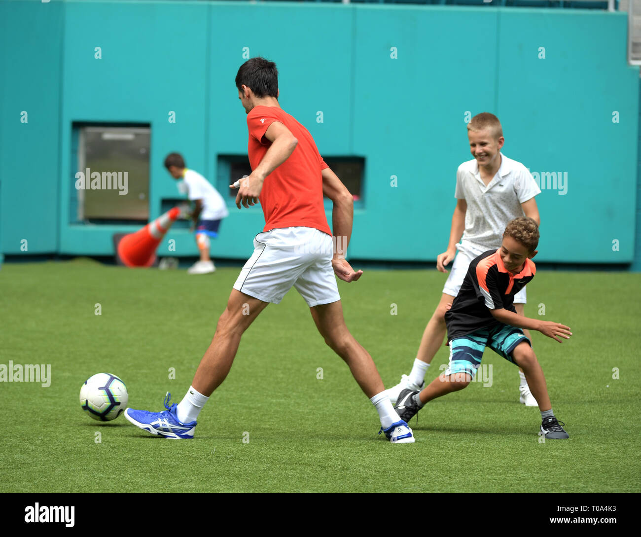 Giardini di Miami, Florida, Stati Uniti d'America. 18 Mar 2019.Novak Djokovic sulla pratica corte prima di iniziare il Miami Open Tennis Tournament al Hard Rock Stadium. Novak Djokovic è un serbo giocatore di tennis professionista che è attualmente classificato world No. 1 in uomini singoli campi da tennis dall Associazione di Tennis Professiona su Marzo 18, 2019 nei giardini di Miami, Florida. Persone: Novak Djokovic Credito: tempeste Media Group/Alamy Live News Foto Stock