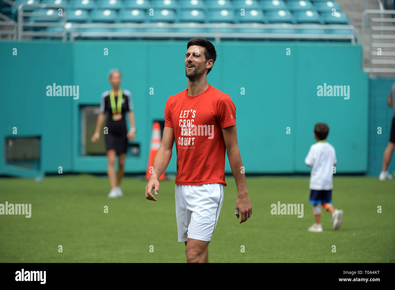 Giardini di Miami, Florida, Stati Uniti d'America. 18 Mar 2019.Novak Djokovic sulla pratica corte prima di iniziare il Miami Open Tennis Tournament al Hard Rock Stadium. Novak Djokovic è un serbo giocatore di tennis professionista che è attualmente classificato world No. 1 in uomini singoli campi da tennis dall Associazione di Tennis Professiona su Marzo 18, 2019 nei giardini di Miami, Florida. Persone: Novak Djokovic Credito: tempeste Media Group/Alamy Live News Foto Stock