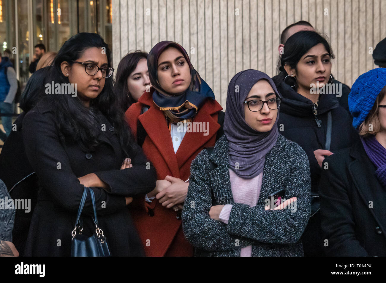 Londra, Regno Unito. Il 18 marzo 2019. Le donne ascoltare durante la veglia e la protesta fuori News internazionale di solidarietà con le vittime delle due attacchi contro moschee di Christchurch e con i musulmani sotto la minaccia altrove nel mondo, compresi gli Stati Uniti, Nigeria, Palestina, Cina e Regno Unito. Credito: Peter Marshall / Alamy Live News Foto Stock