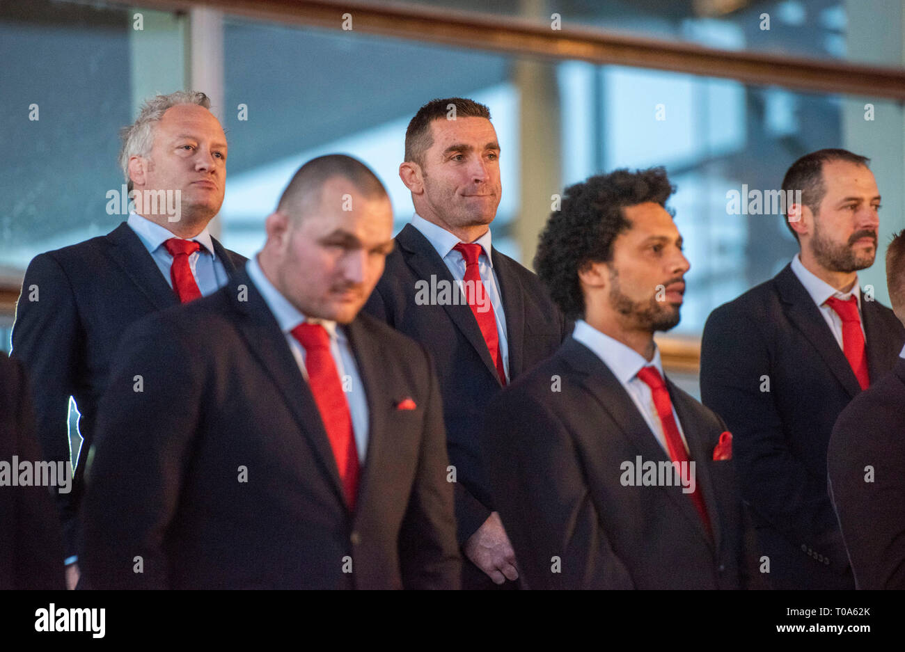 Cardiff, Regno Unito. Xviii Mar, 2019. Il Galles della nazionale di rugby che ha vinto entrambi i Sei Nazioni e il Grand Slam sono accolti per il National Assembly for Wales Senedd edificio in Cardiff Bay oggi per una celebrazione pubblica evento. Assistente del Galles forza e condizionata autobus Huw Bennett (medio) Credito: Phil Rees/Alamy Live News Foto Stock