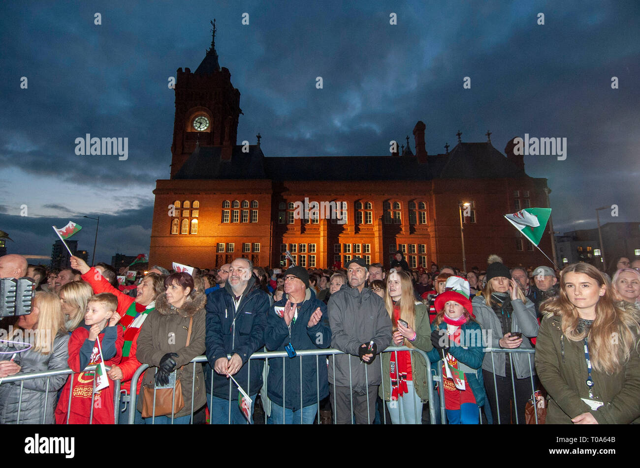 Cardiff, Regno Unito. Xviii Mar, 2019. Il Galles della nazionale di rugby che ha vinto entrambi i Sei Nazioni e il Grand Slam sono accolti per il National Assembly for Wales Senedd edificio in Cardiff Bay oggi per una celebrazione pubblica evento. Credito: Phil Rees/Alamy Live News Foto Stock