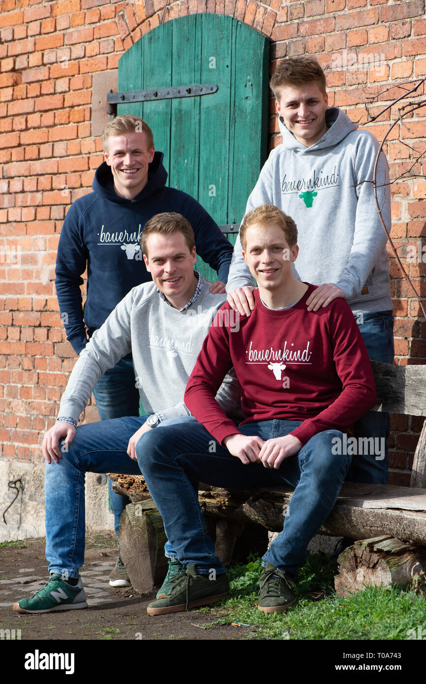 09 marzo 2019, Bassa Sassonia, Göttingen: Jost Teepker (l-r), Jan Möllenbrink, Ansgar Selhorst e Lukas Meyer-Tonndorf, fondatori del 'Bauernkind' marchio e gli studenti di Scienze agricole presso l'Università di Göttingen, pongono di fronte alla facciata della casa di un'azienda. (A dpa "agricoltore bambino': con la moda contro il mobbing) Foto: Swen Pförtner/dpa Foto Stock