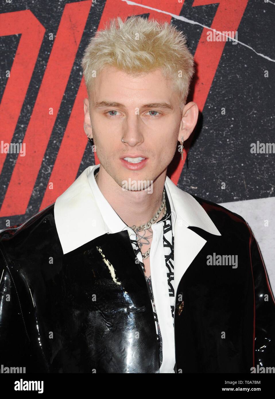 Los Angeles, CA, Stati Uniti d'America. Xviii Mar, 2019. Colson Baker aka Machine Gun Kelly presso gli arrivi per lo sporco Premiere su NETFLIX, ArcLight Hollywood Glossari Affini Dome, Los Angeles, CA Marzo 18, 2019. Credito: Elizabeth Goodenough/Everett raccolta/Alamy Live News Foto Stock